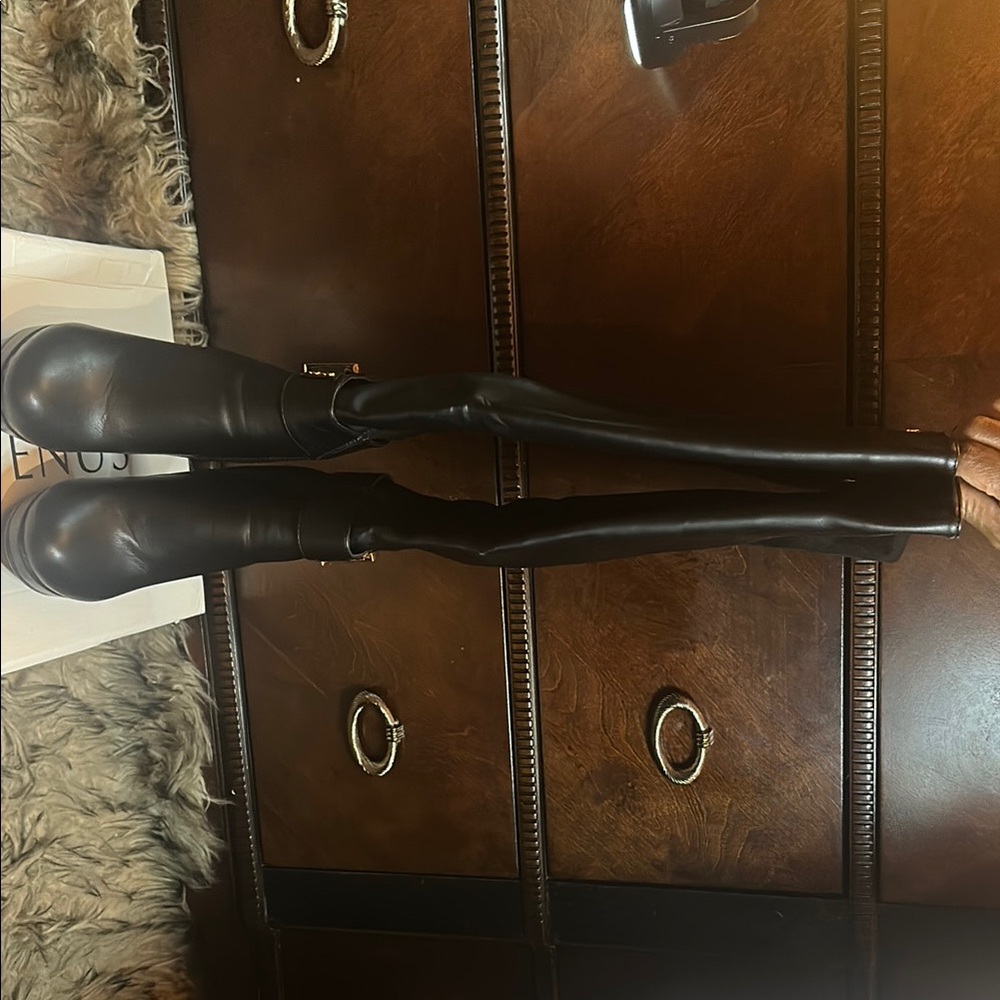 VENUS Black Heeled Boots Sleek and Stylish